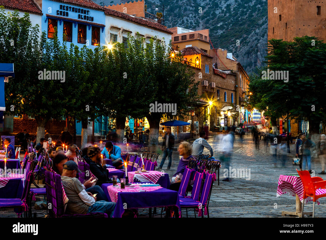Cafés et restaurants de Plaza Uta el-Hammam, Chefchaouen, Maroc Banque D'Images