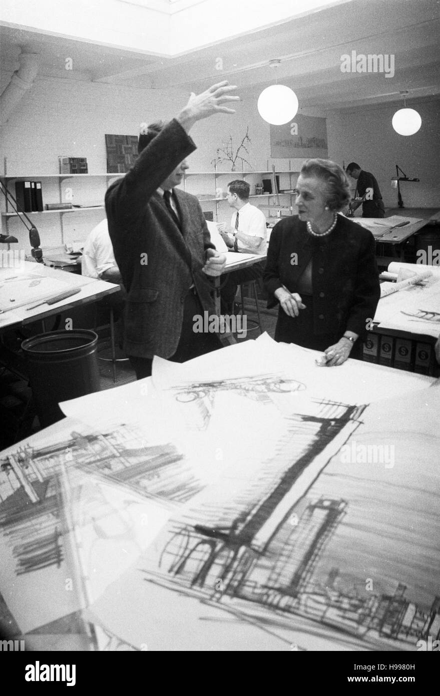 Chloethiel Woodard Smith, l'architecte de Washington, D.C., à son bureau, Novembre 1964 Banque D'Images