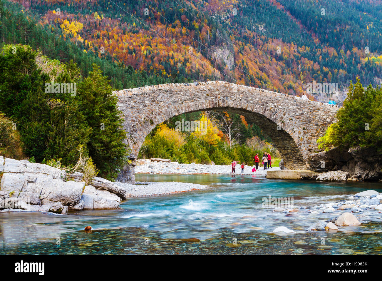 La rivière ara et pont roman. Banque D'Images