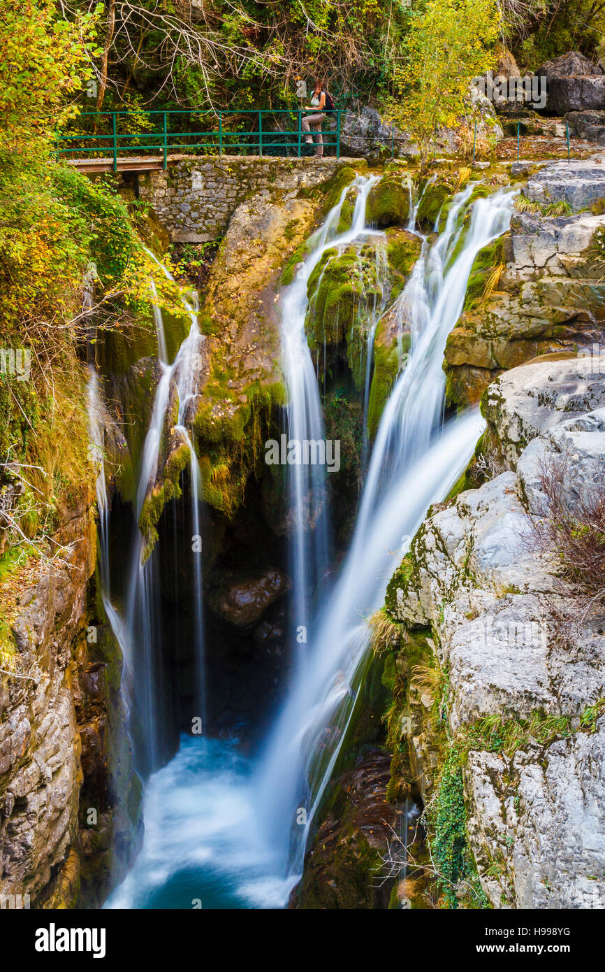 La rivière Bellos Aso et cascade. Añisclo Canyon. Parc National d'Ordesa. Pyrénées, Aragon, Espagne, Europe Banque D'Images