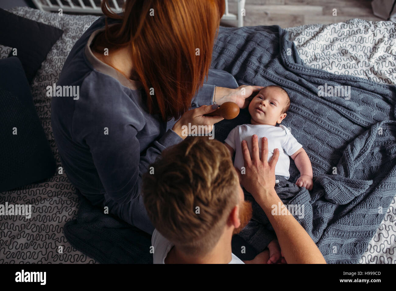Les jeunes parents de donner de l'attention sur leur bébé. Banque D'Images