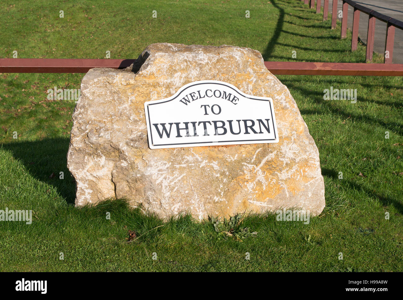 Inscription Bienvenue à Whitburn Village, North East England, UK Banque D'Images