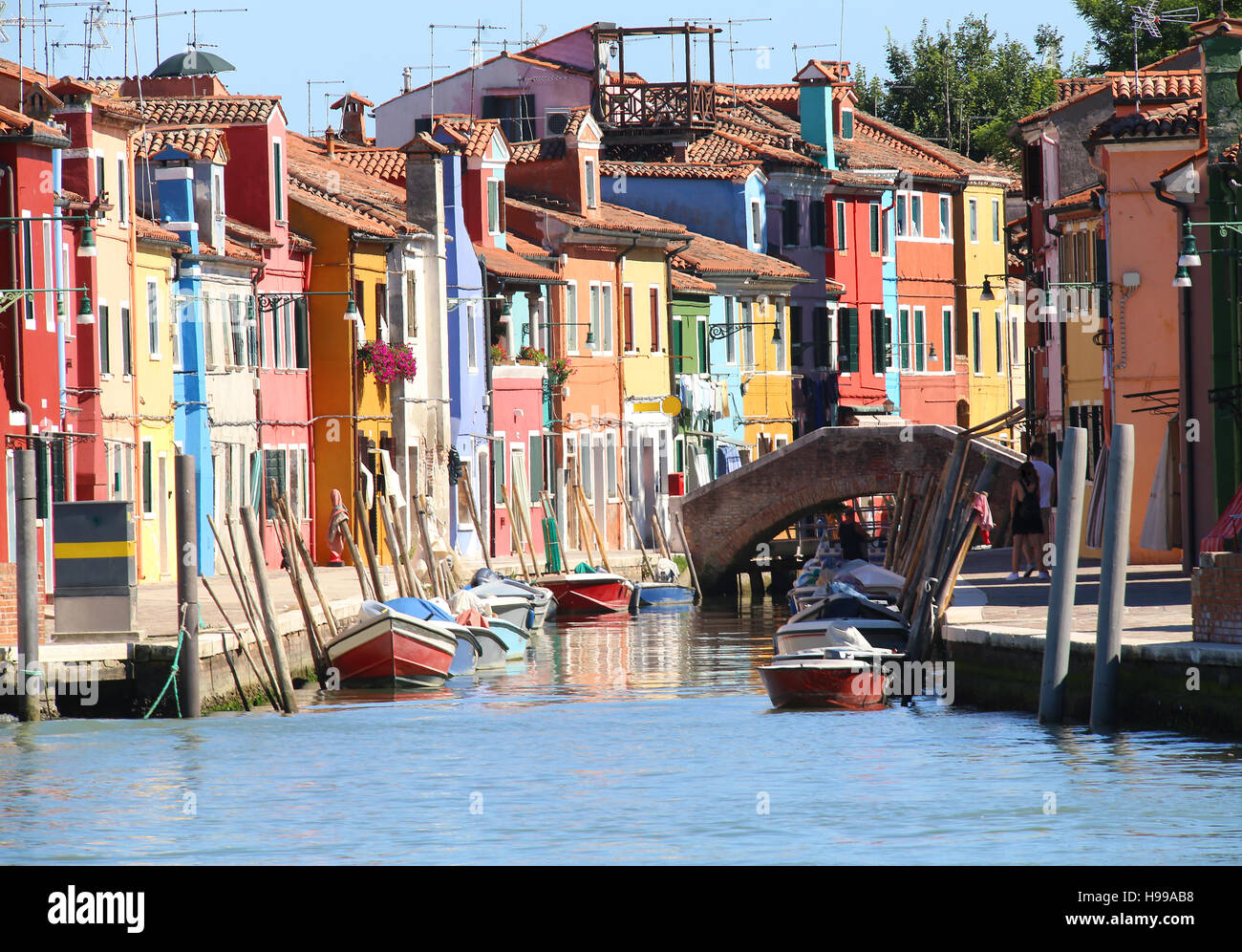 Maisons colorées et un pont sur Canal dans l'île de Murano près de Venise en Italie Banque D'Images