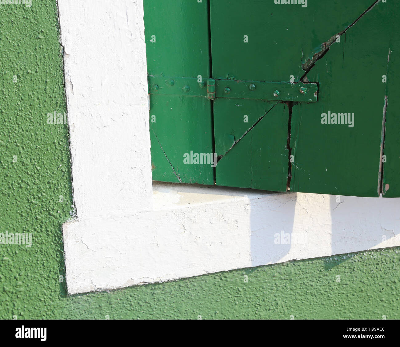 Balcon vert d'une maison à l'île de Burano à Venise en Italie Banque D'Images