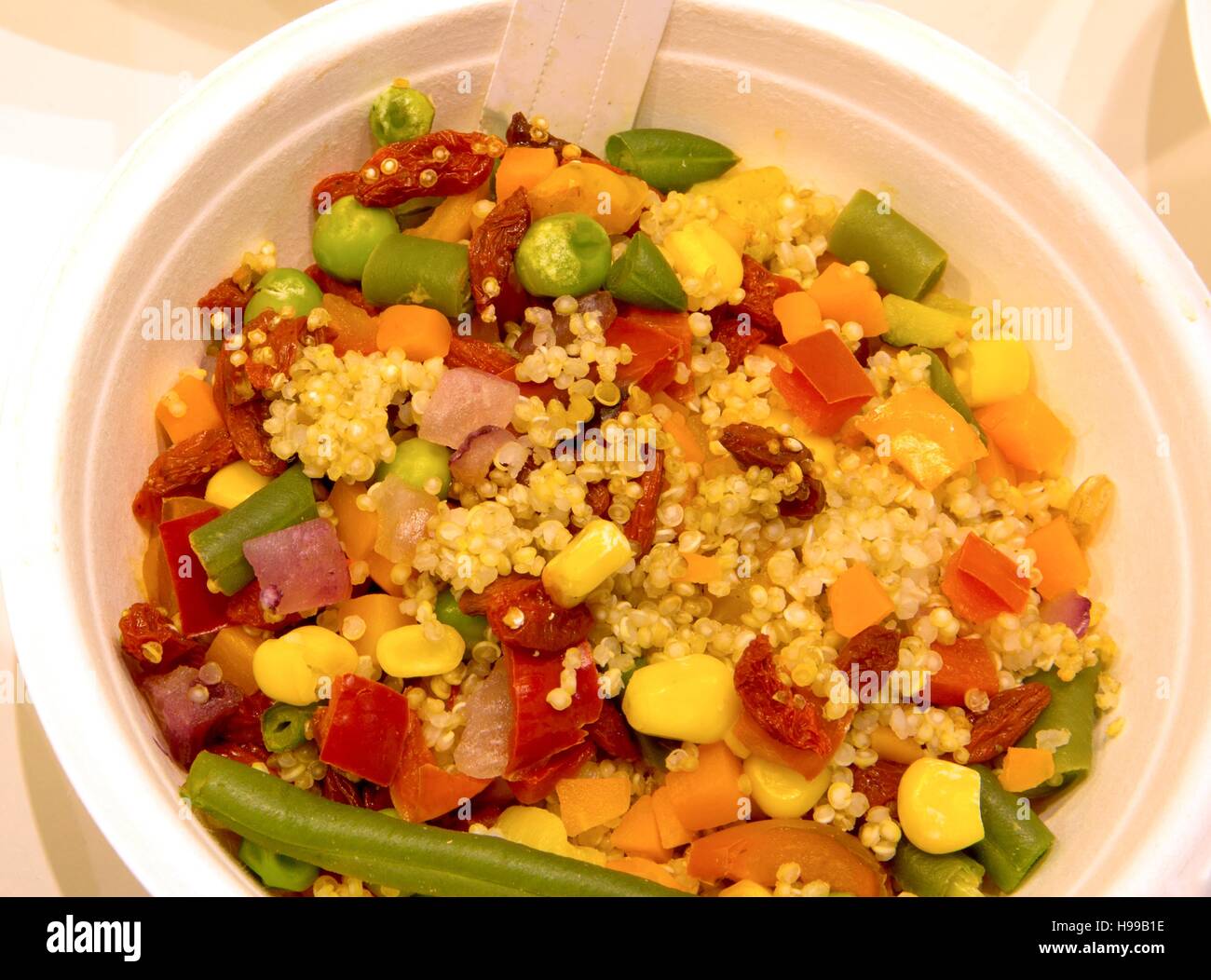 Appétissant plat de légumes bouillis et de graines de quinoa Banque D'Images