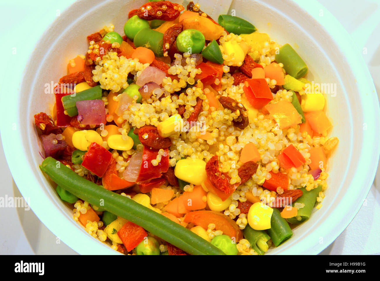 Appétissant plat de légumes bouillis et de graines de quinoa Banque D'Images