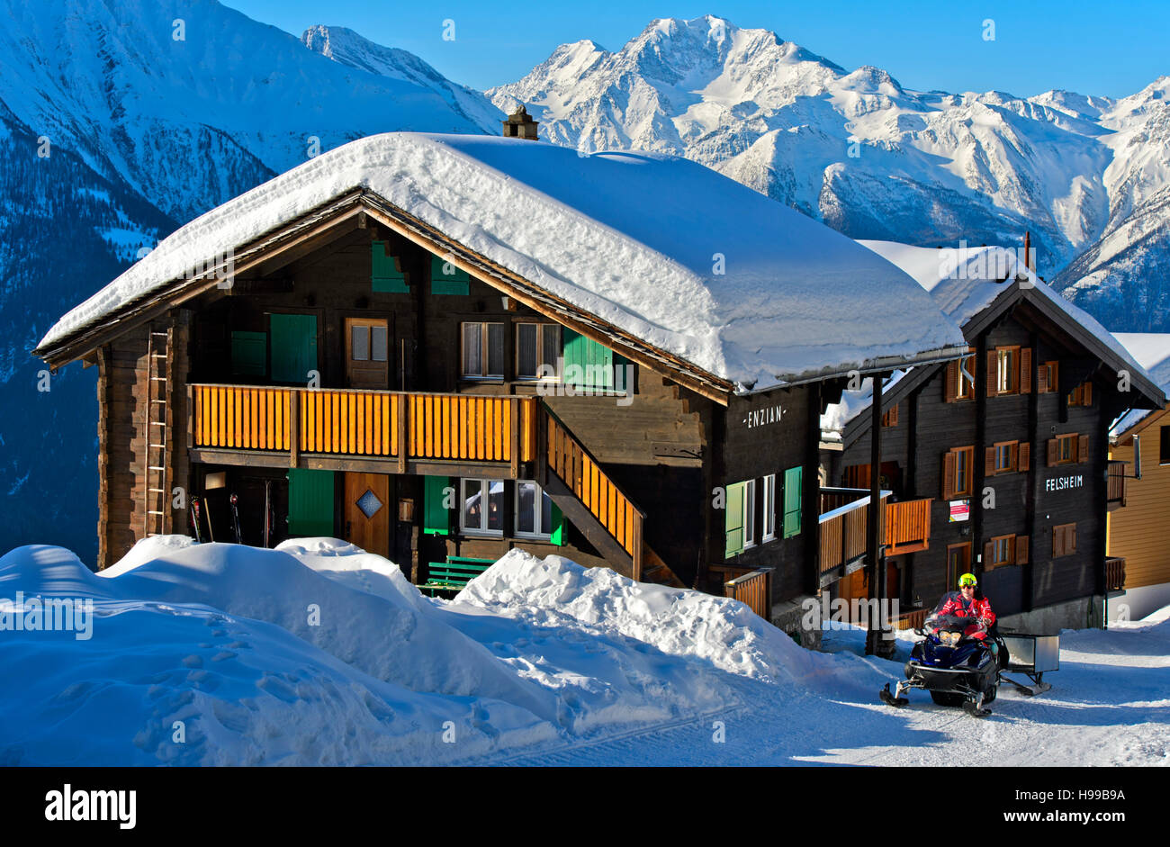 Chalet suisse avec d'épaisseur de neige sur le toit contre le pic Fletschhorn, Bettmeralp, Valais, Suisse Banque D'Images