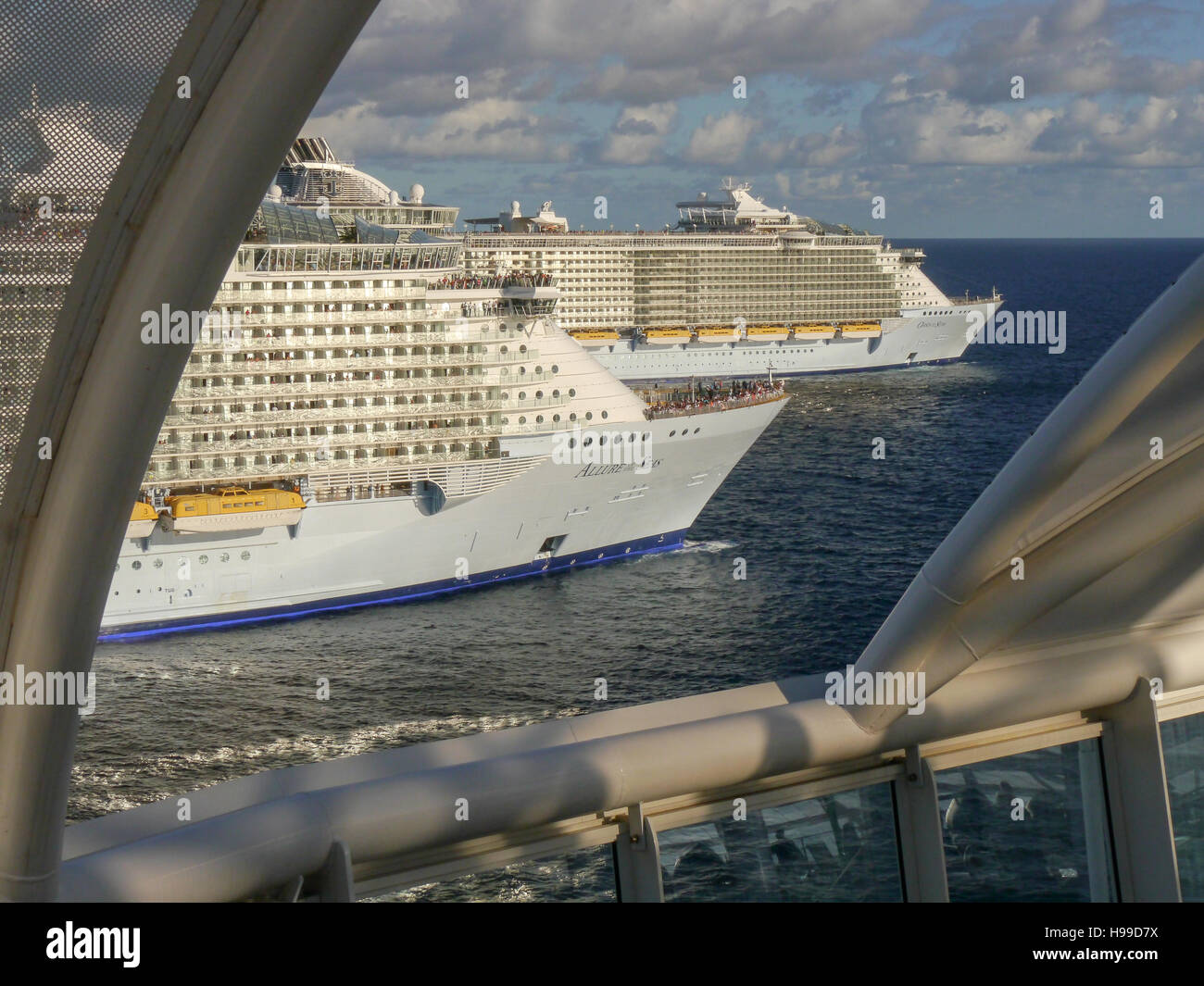 Classe Oasis trois navires de croisière Royal Caribbean rencontrez pour la première fois au large des côtes de Fort Lauderdale, USA Banque D'Images