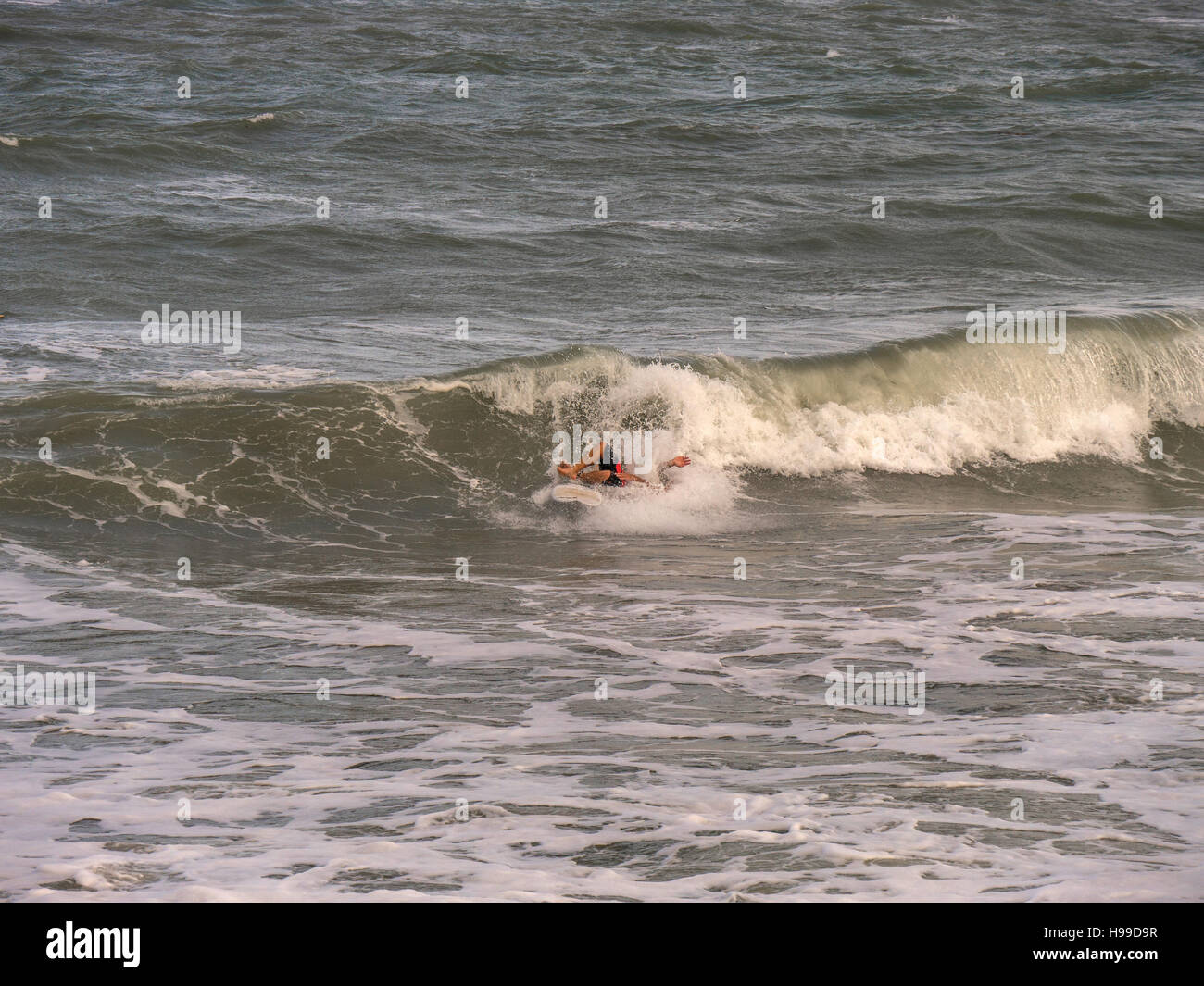 Personnes surfant dans les vagues sur Jupiter Beach en Floride Banque D'Images