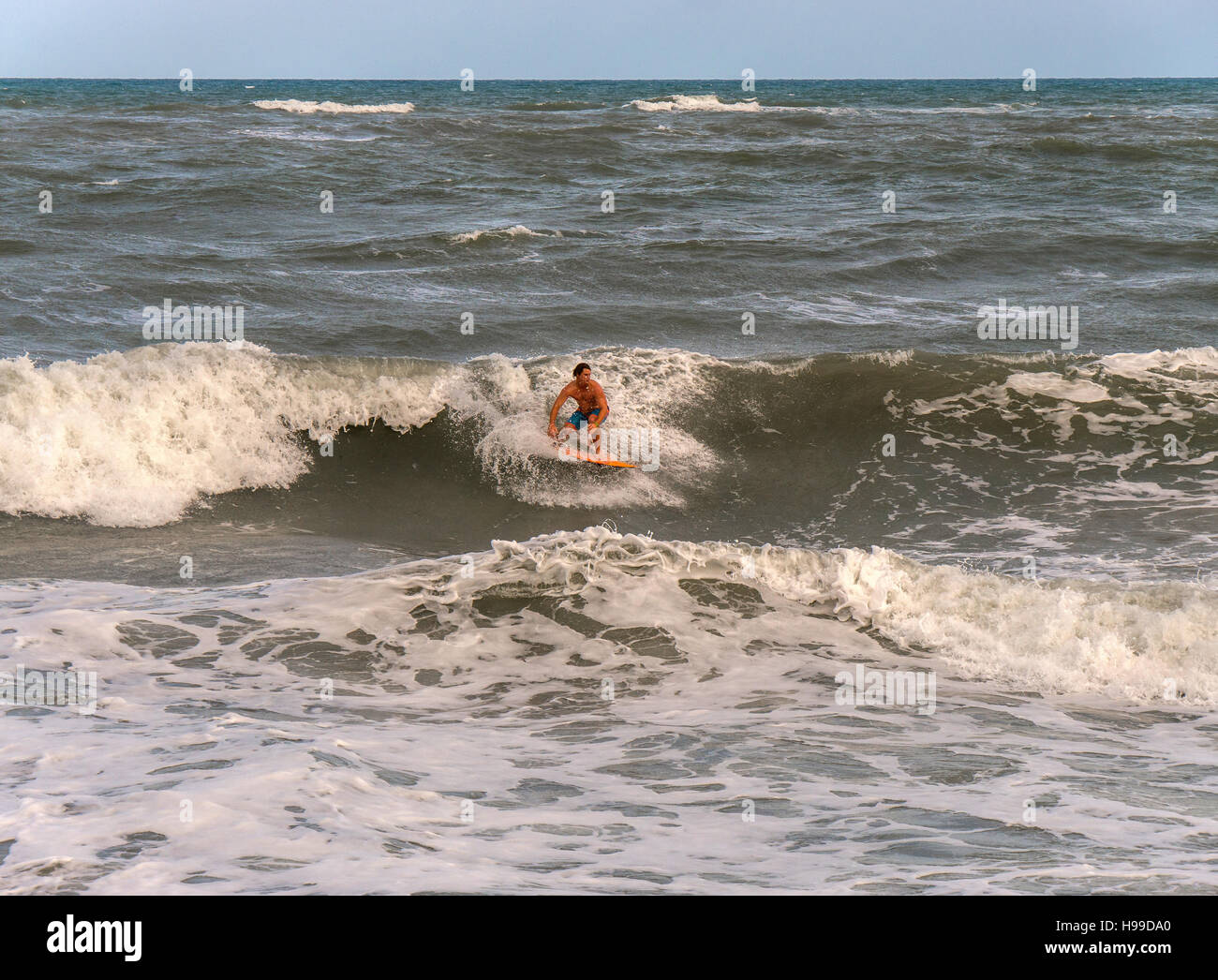 Personnes surfant dans les vagues sur Jupiter Beach en Floride Banque D'Images