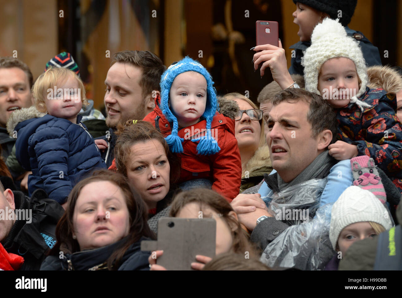 Les enfants vont à la deuxième assemblée annuelle de Noël Hamleys Toy Parade sur Regent Street, au centre de Londres. Banque D'Images