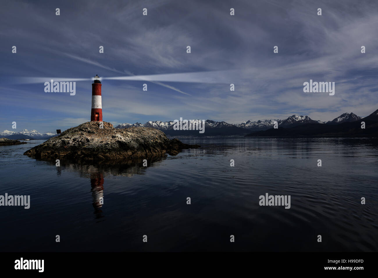 Les eclaireurs Lighthouse dans le canal de Beagle près d'Ushuaia dans la nuit Banque D'Images