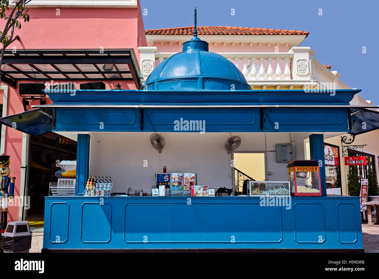 Kiosque. Kiosque de rafraîchissement récemment construit avec peinture bleu vif. Banque D'Images