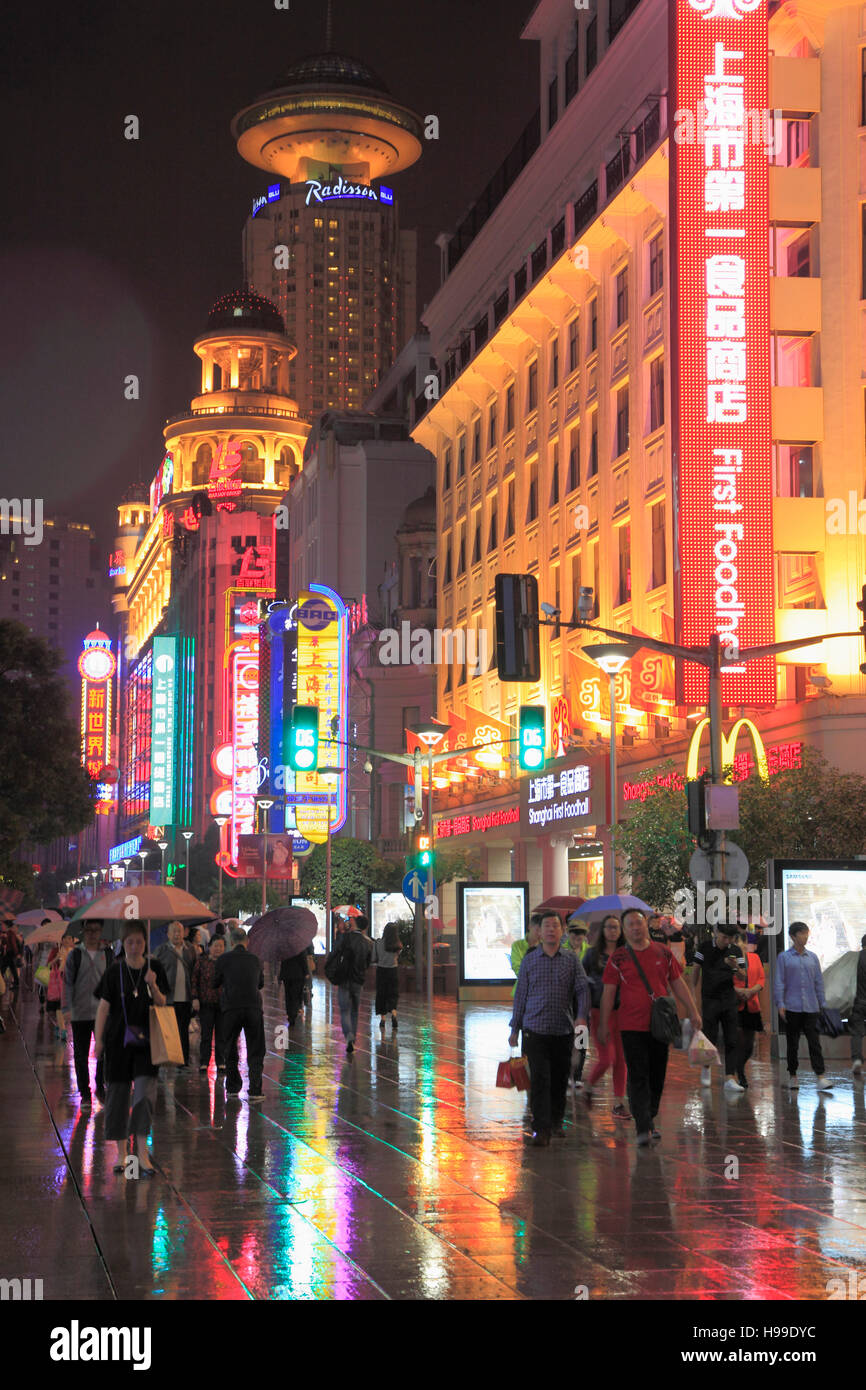 La Chine, Shanghai, Nanjing East Road, scène de rue, les boutiques, les gens, Banque D'Images