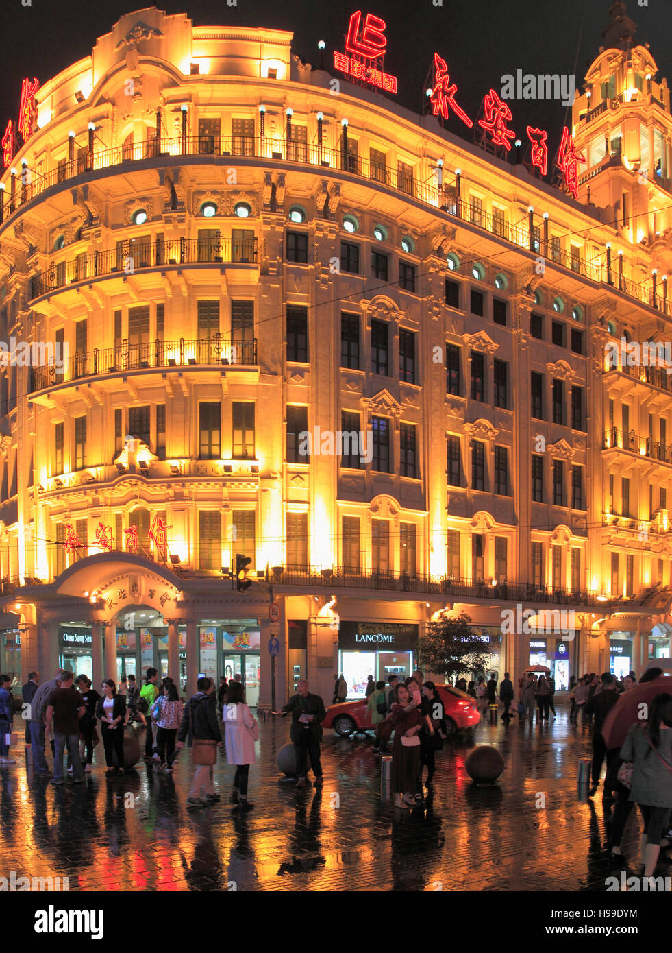 La Chine, Shanghai, Nanjing East Road, scène de rue, les boutiques, les gens, Banque D'Images