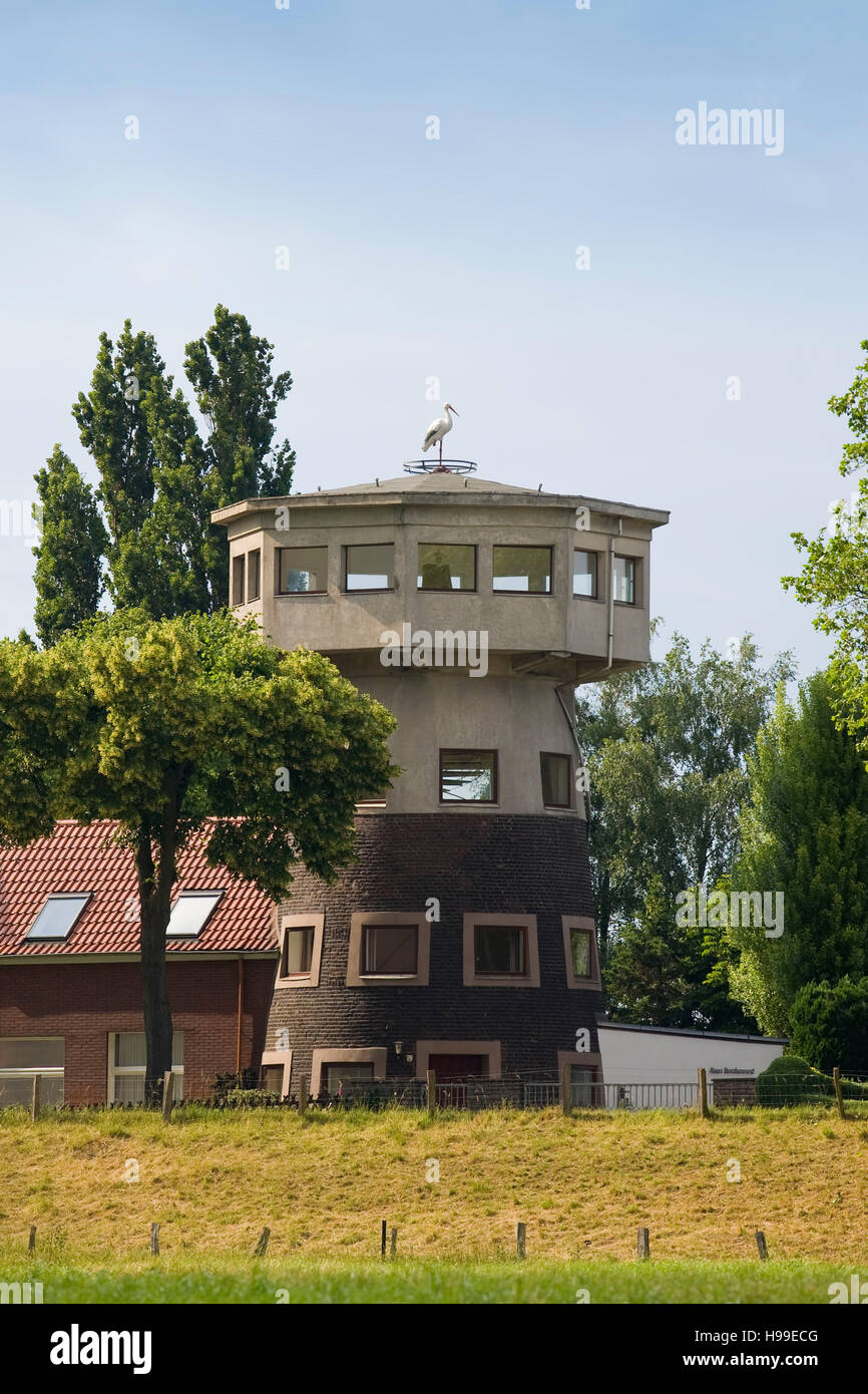 L'Allemagne, la Ruhr, Voerde, chambre Storchennest au bord du Rhin dans Goetterswickerhamm, ancien moulin d'aujourd'hui tour d'un regard. Banque D'Images