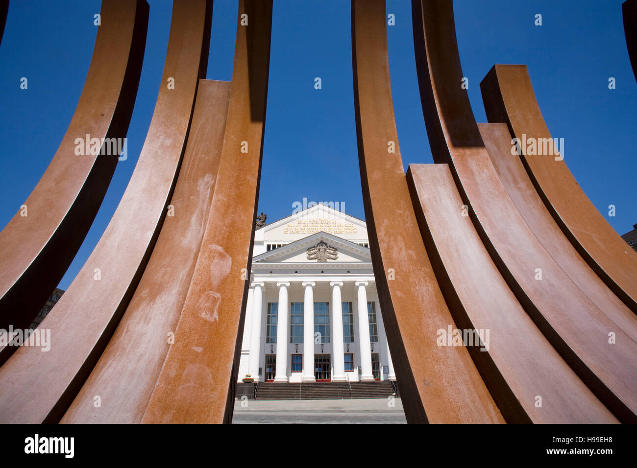 L'Allemagne, la région de la Ruhr, Duisburg, la sculpture 5 x 5 arches par Bernar Venet et théâtre de la ville à l'Koenig-Heinrich square Banque D'Images