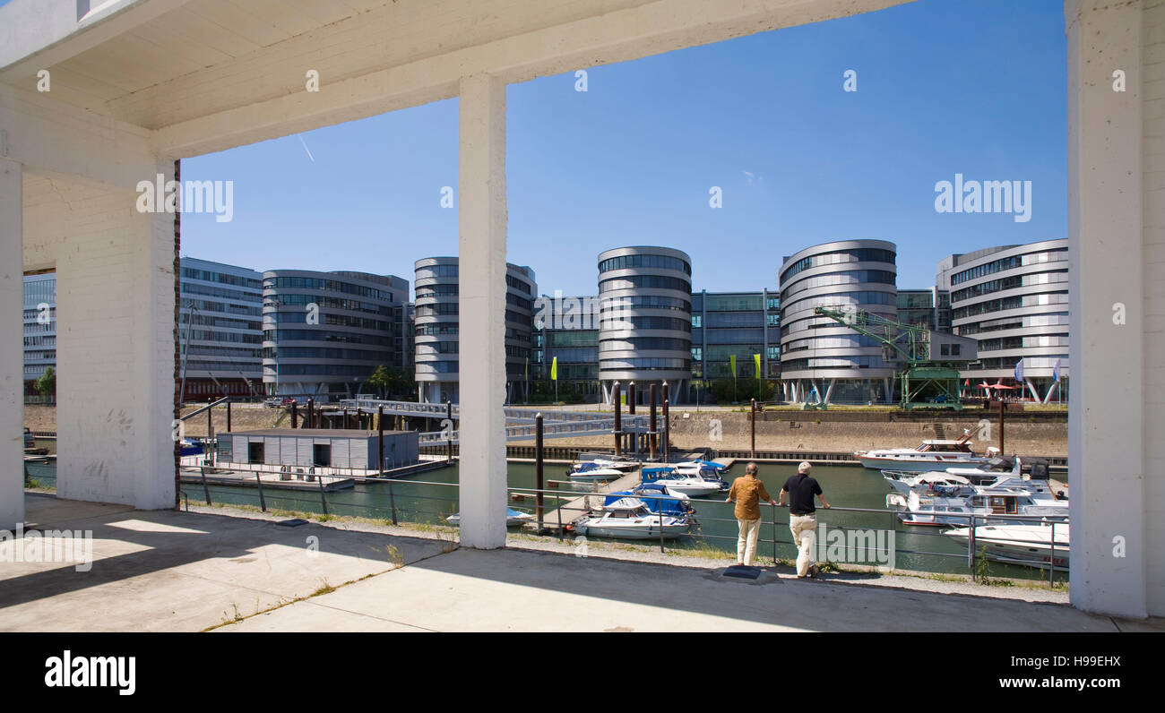 L'Allemagne, la région de la Ruhr, Duisburg, le Jardin des souvenirs par Dani Karavan et l'immeuble de bureaux Cinq bateaux à l'Innenhafen. Banque D'Images