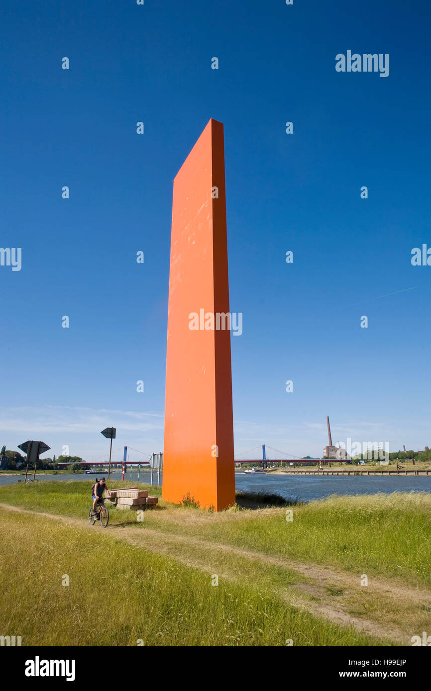 L'Allemagne, la région de la Ruhr, Duisburg, la sculpture Rheinorange à l'embouchure de la rivière Ruhr dans le Rhin. Banque D'Images