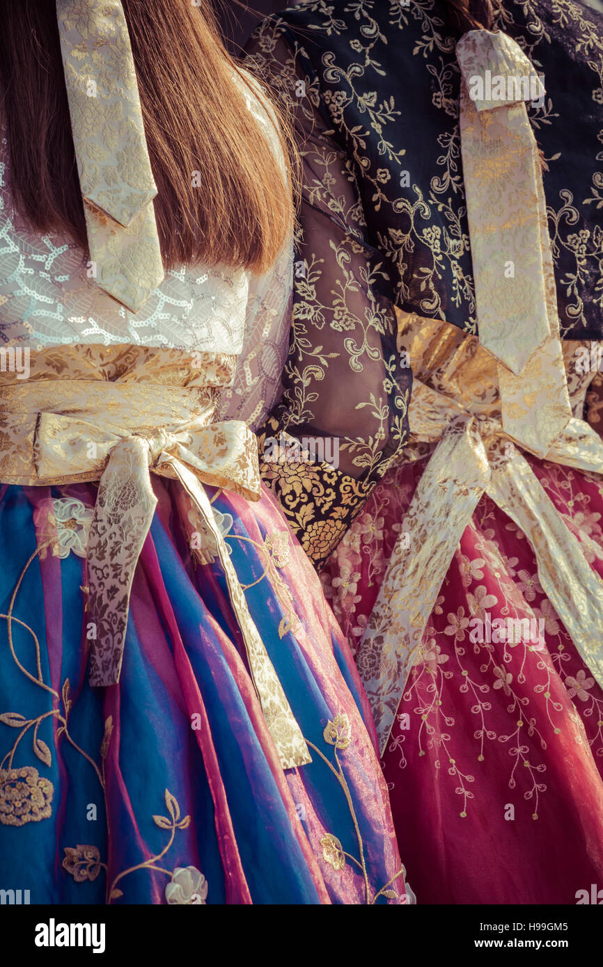 Deux jeunes Coréennes habillé en costume traditionnel Banque D'Images