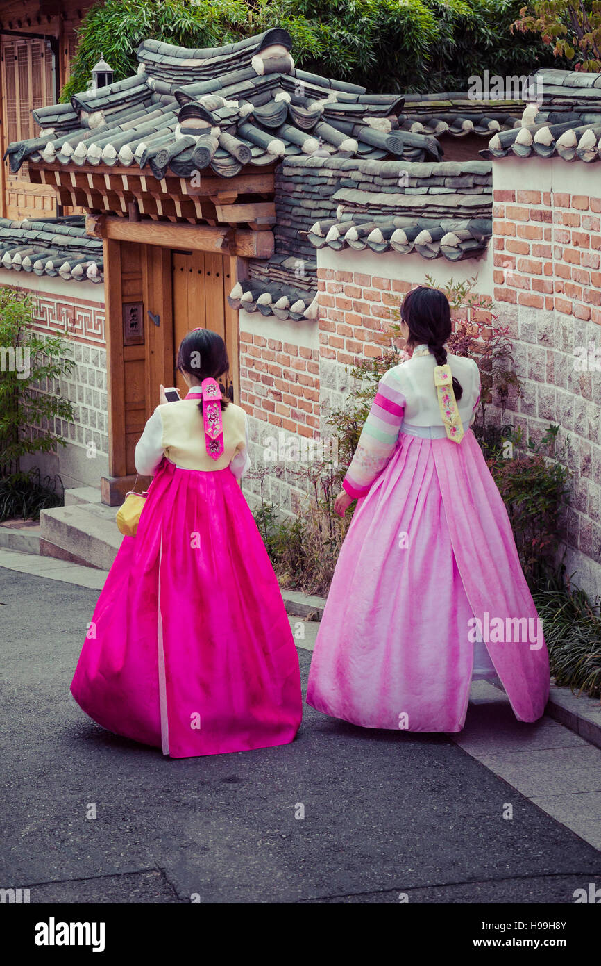 Séoul - CORÉE DU SUD - 21 octobre 2016 : un couple de femmes se promener dans le style traditionnel des maisons de village de Bukchon Hanok à Séoul, Corée du Sud. Banque D'Images