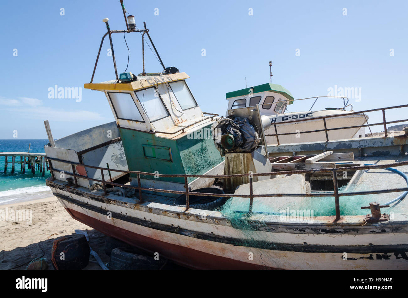 Bateaux de pêche abandonnés déteigne sur plage déserte dans petit village de pêcheurs mucuio en Angola. Banque D'Images