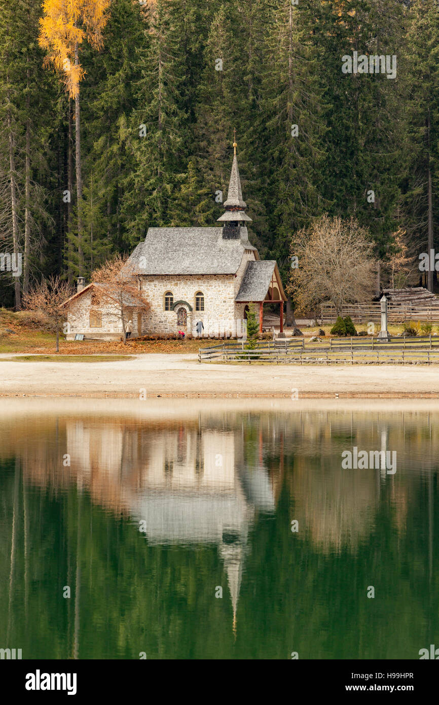 Après-midi d'automne au lac Braies (Pragser Wildsee), le Tyrol du Sud, Italie. Banque D'Images