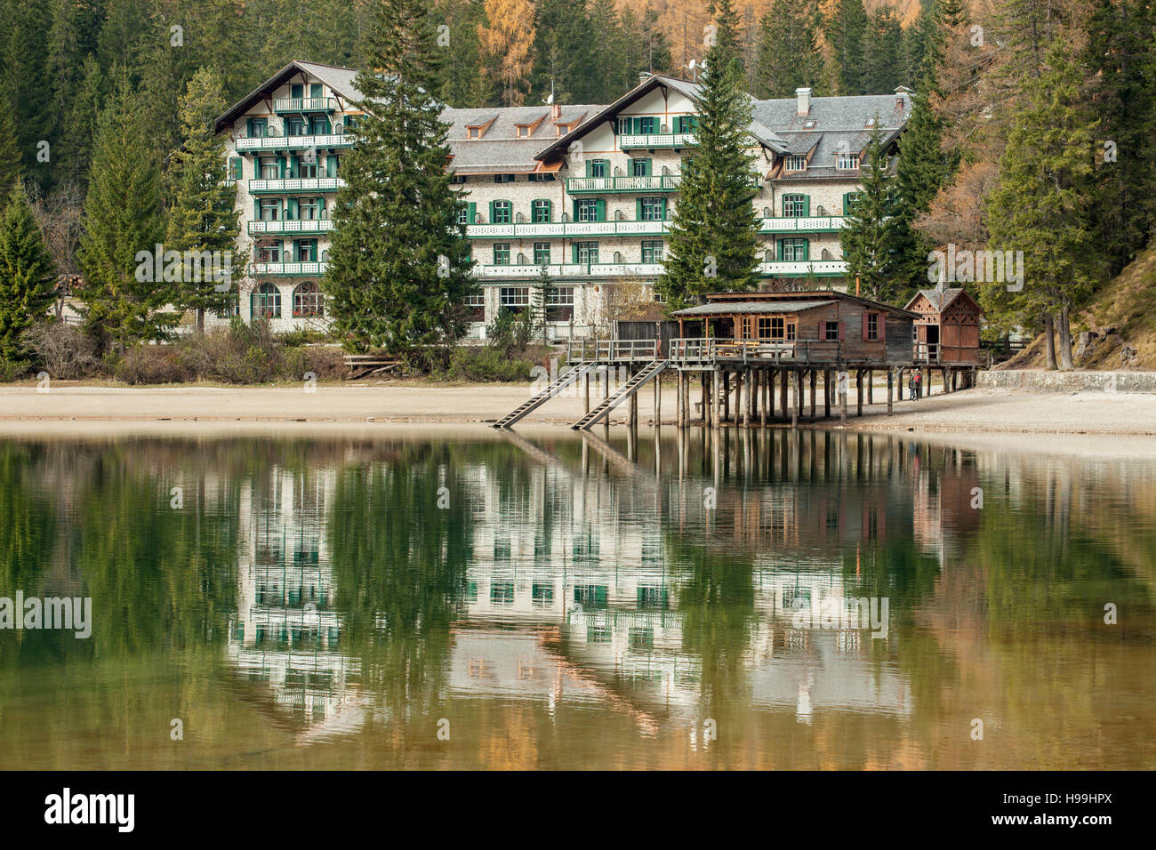 Après-midi d'automne au lac Braies (Pragser Wildsee), le Tyrol du Sud, Italie. Banque D'Images