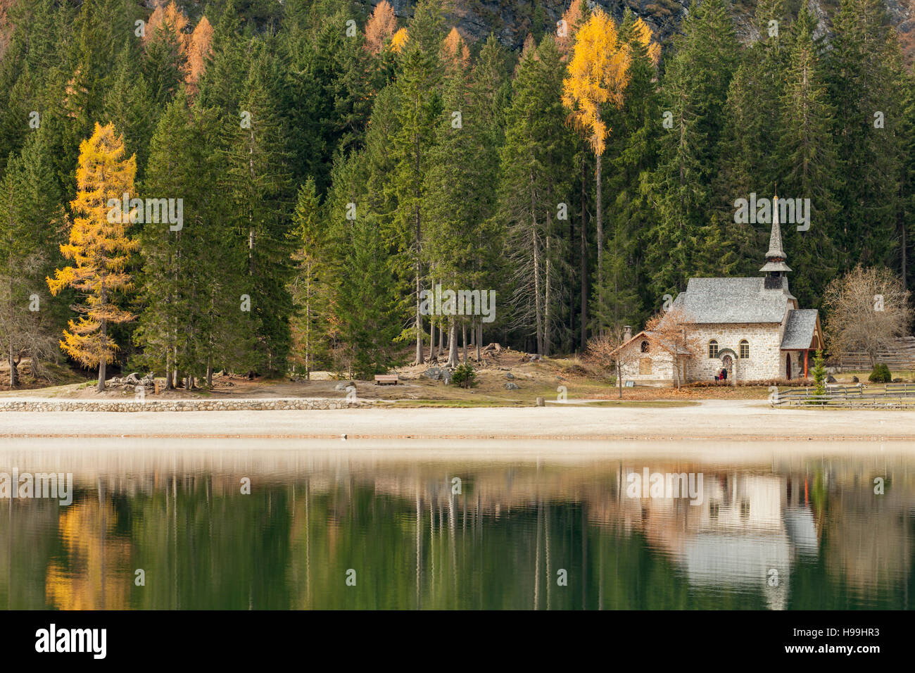 Après-midi d'automne au lac Braies (Pragser Wildsee), le Tyrol du Sud, Italie. Banque D'Images