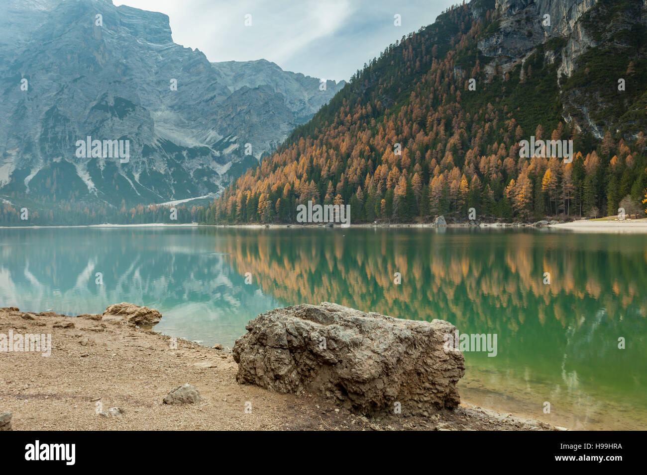 Après-midi d'automne au lac Braies (Pragser Wildsee), le Tyrol du Sud, Italie. Banque D'Images