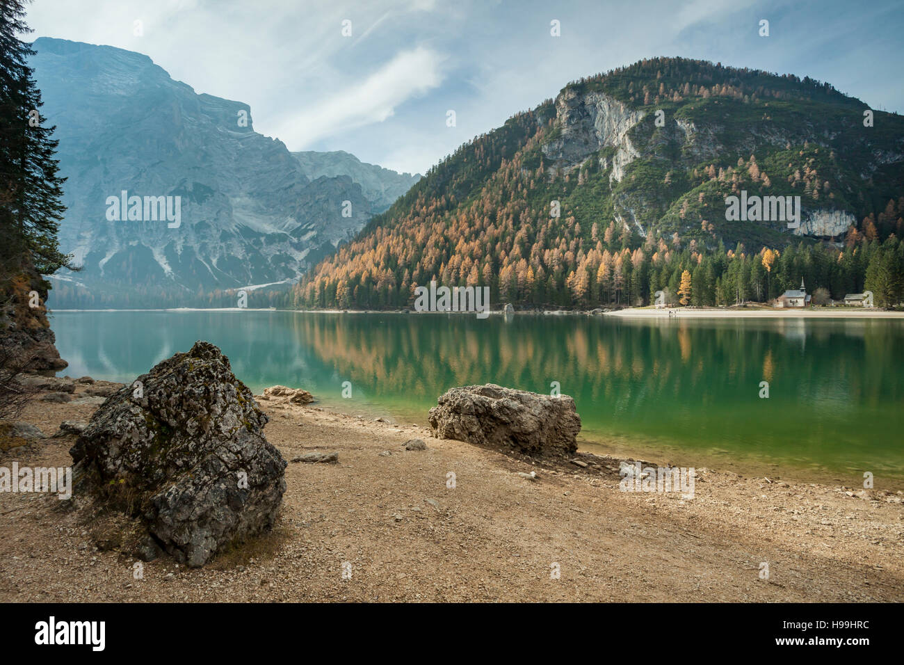 Après-midi d'automne au lac Braies (Pragser Wildsee), le Tyrol du Sud, Italie. Banque D'Images