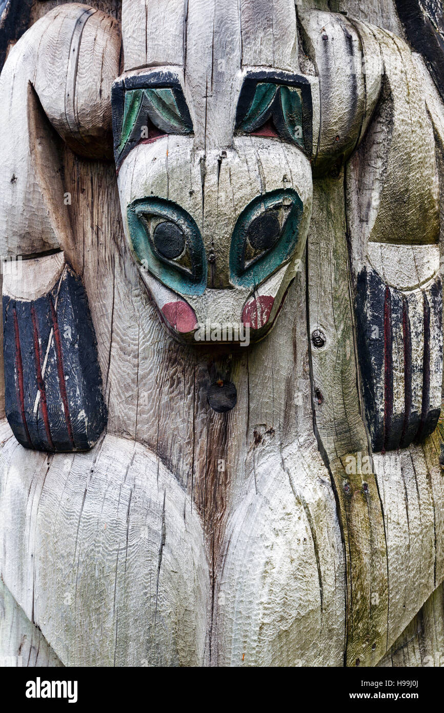 Totem pole native american wolf Banque de photographies et d’images à ...
