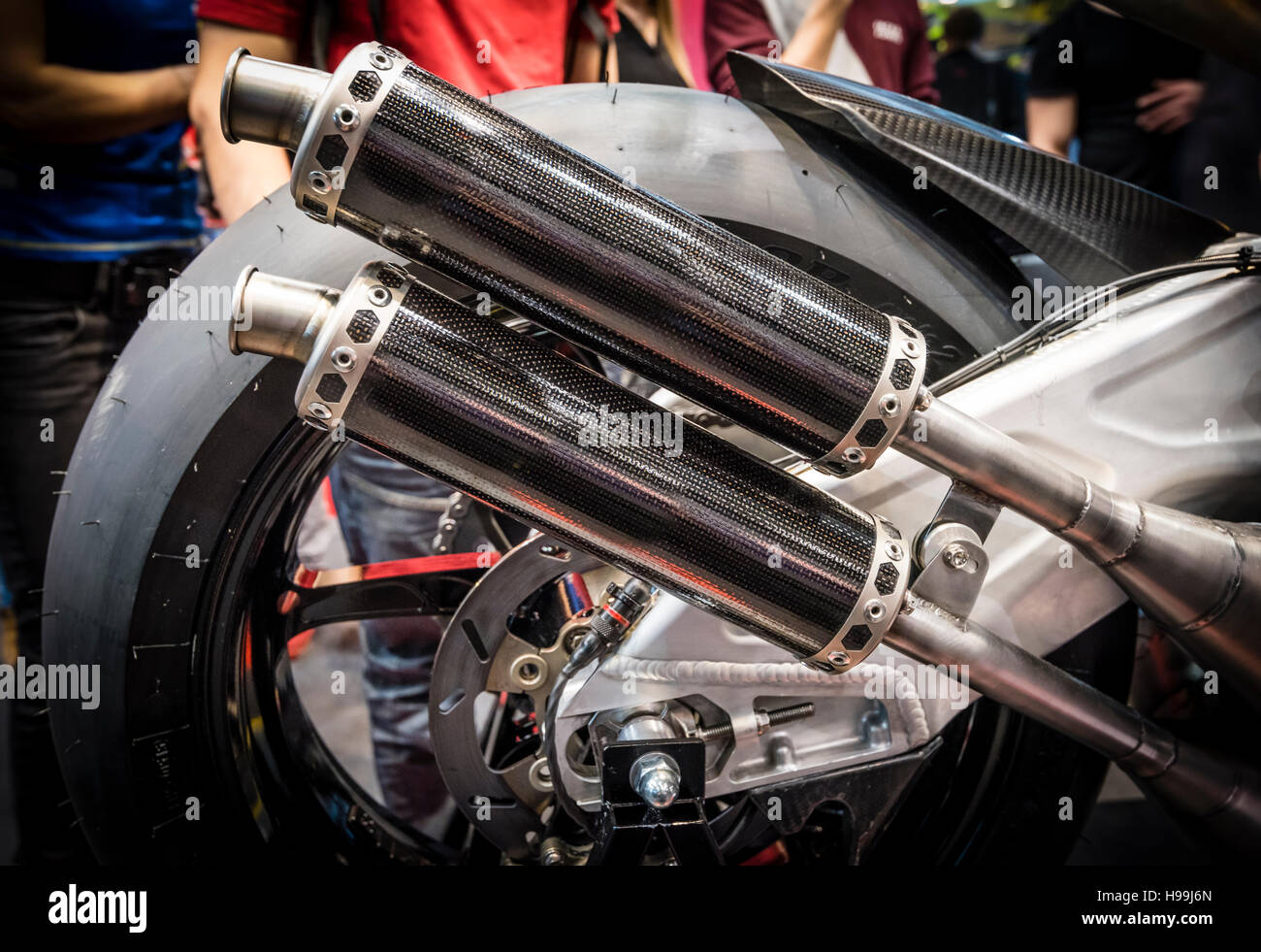 Les tuyaux d'échappement en fibre de carbone d'une course de moto dans un showroom Banque D'Images