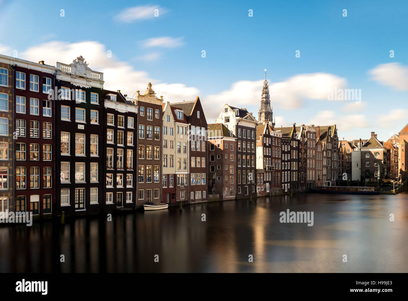 Vue sur la ville d'Amsterdam Pays-Bas maisons traditionnelles avec la rivière Amstel à Amsterdam, Pays-Bas Banque D'Images