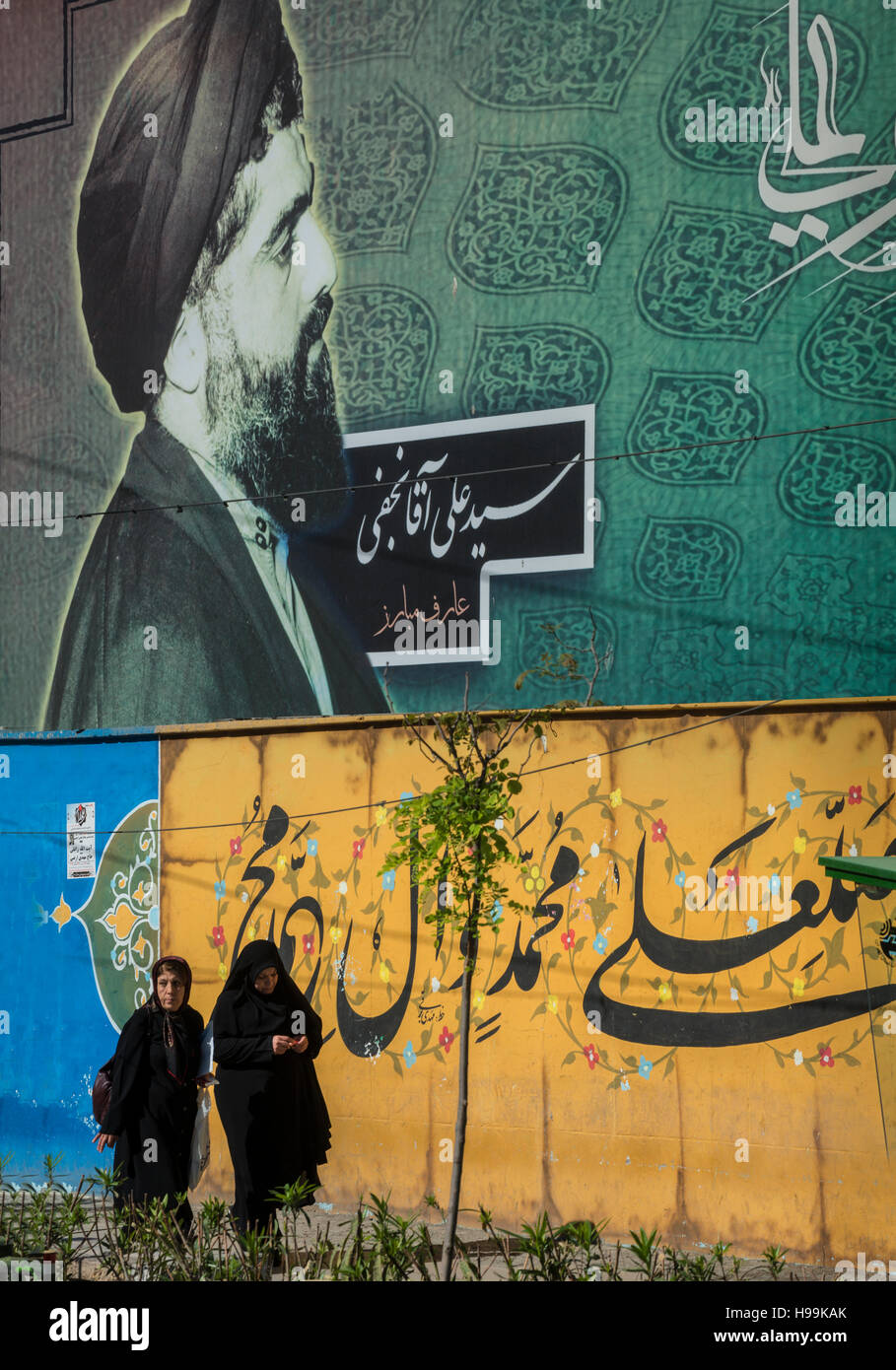 Des affiches et des piétons rue géant, Téhéran, Iran Banque D'Images