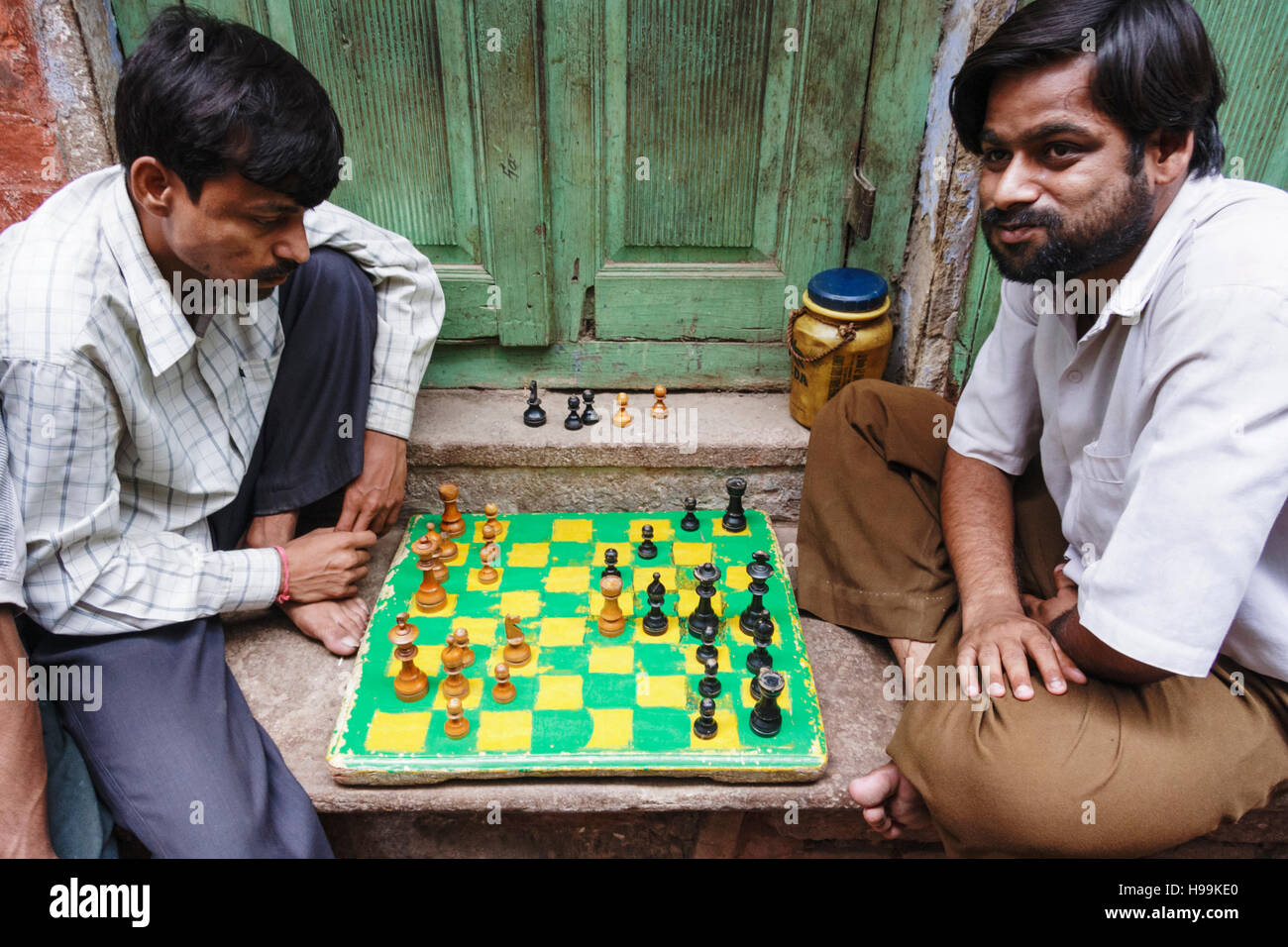 Joueurs d'échecs à la rue à Varanasi, Uttar Pradesh, Inde, Asie Banque D'Images