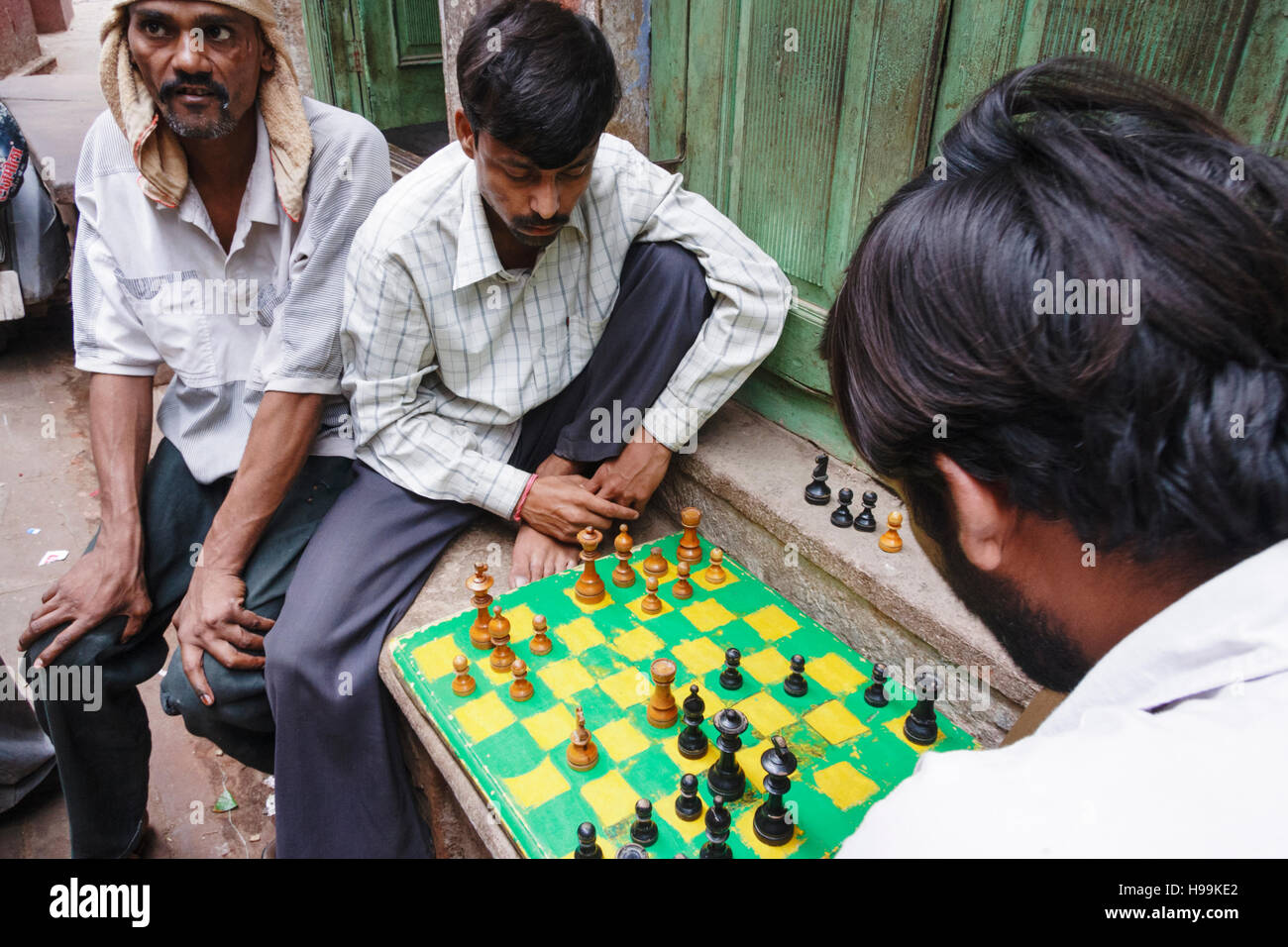 Joueurs d'échecs à la rue à Varanasi, Uttar Pradesh, Inde, Asie Banque D'Images
