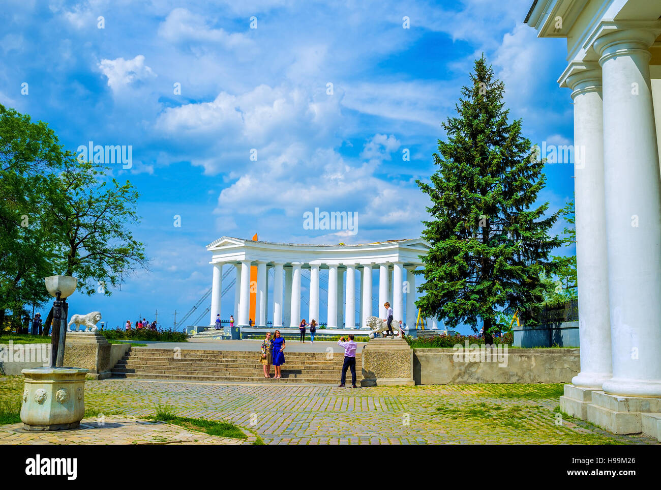 La colonnade du palais de Vorontsov est la plus aimée place parmi des couples locaux Banque D'Images