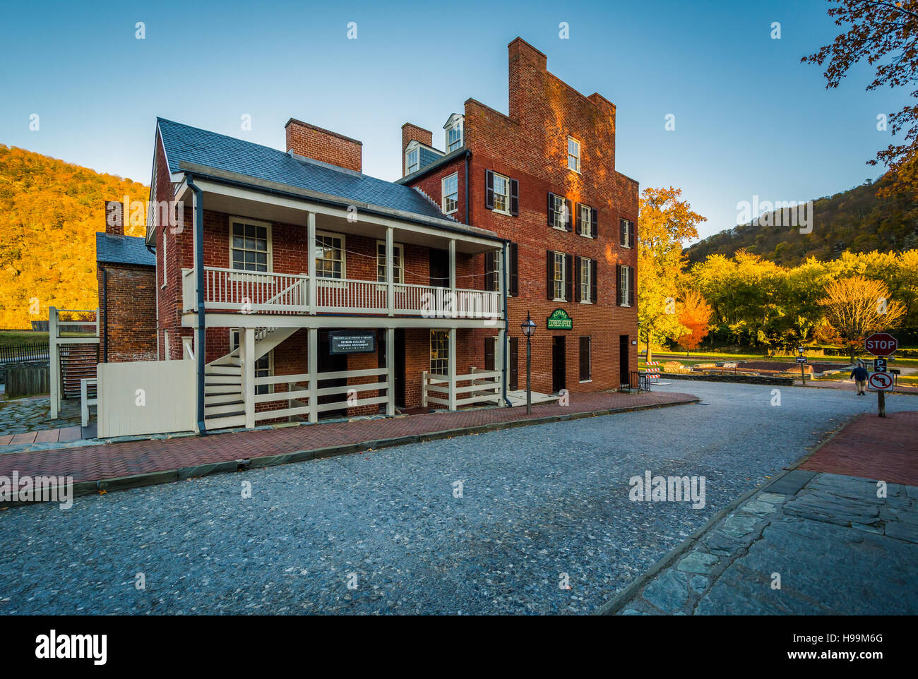 La couleur en automne et les bâtiments sur la rue principale, à Harpers Ferry, West Virginia. Banque D'Images