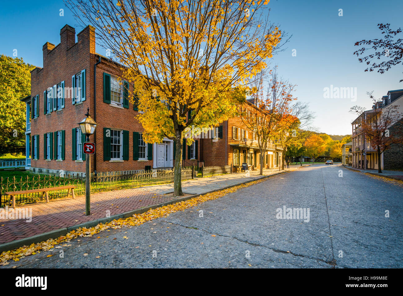 La couleur en automne et les bâtiments sur la rue de Shenandoah, à Harpers Ferry, West Virginia. Banque D'Images