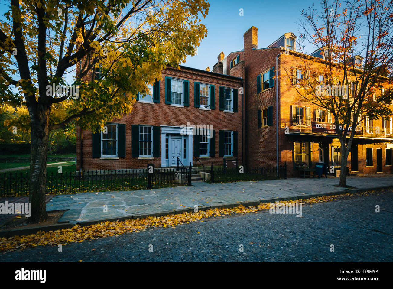 La couleur en automne et les bâtiments sur la rue de Shenandoah, à Harpers Ferry, West Virginia. Banque D'Images