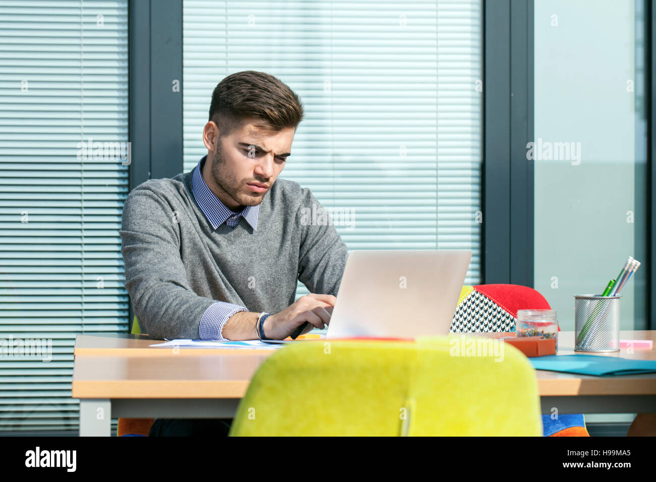 Manager looking at laptop sur son bureau Banque D'Images