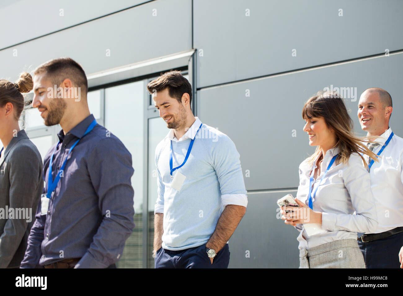 Groupe de gens d'affaires prendre une marche à l'extérieur Banque D'Images
