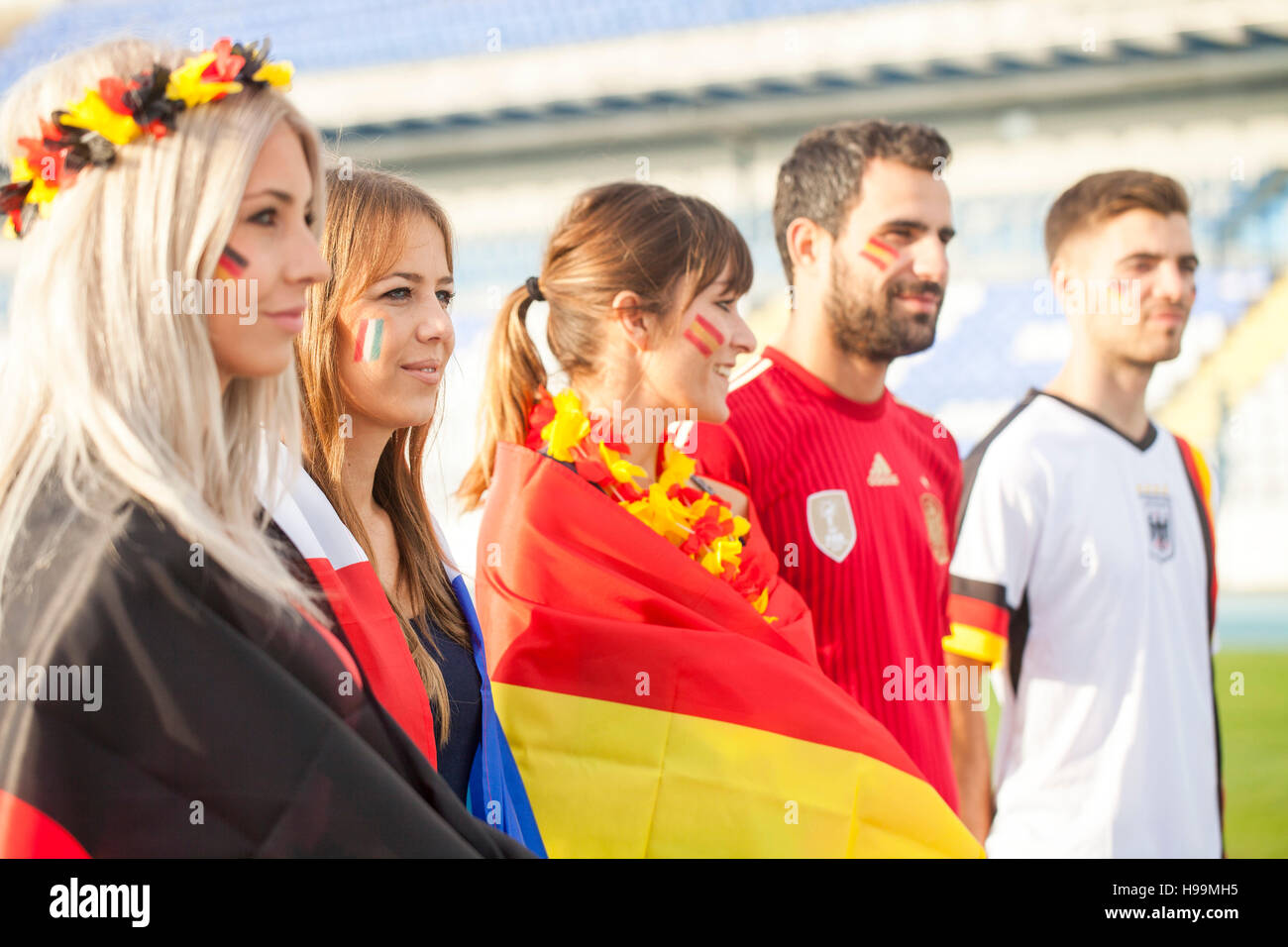 Soccer fans regarder match Banque D'Images