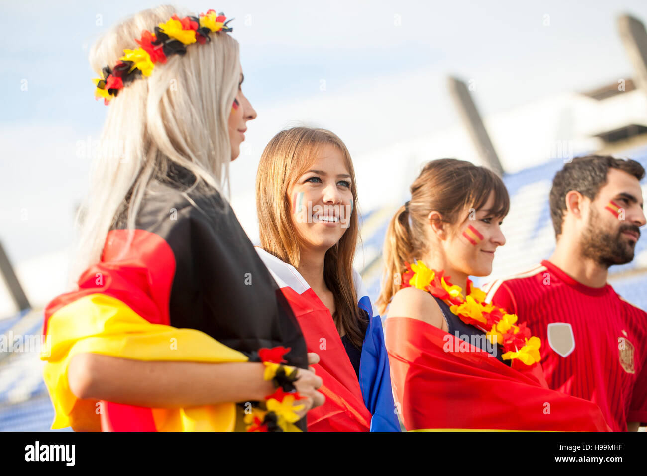 Soccer fans regarder match Banque D'Images