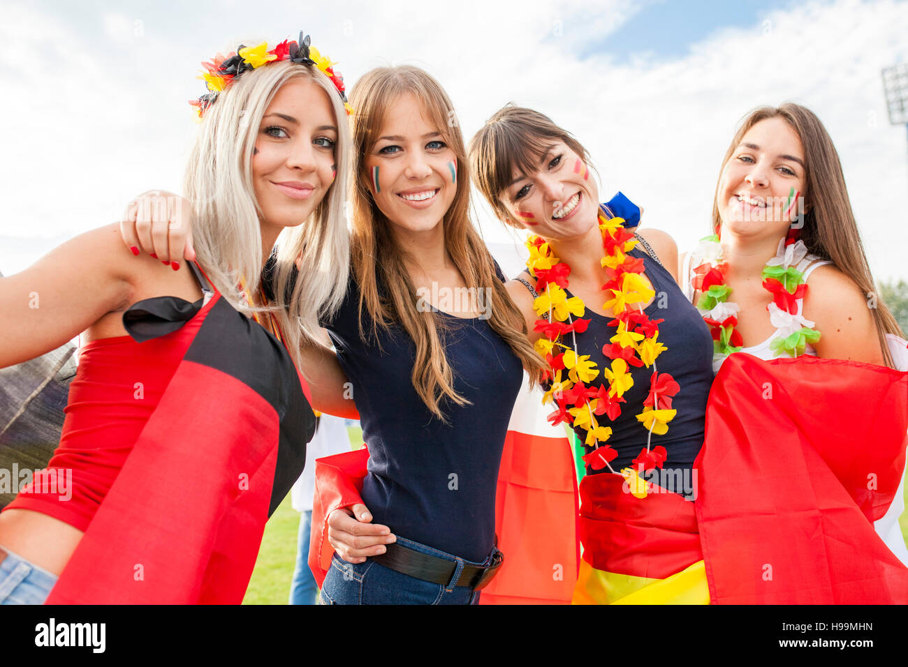 Les amateurs de football féminin avec différents drapeaux nationaux Banque D'Images