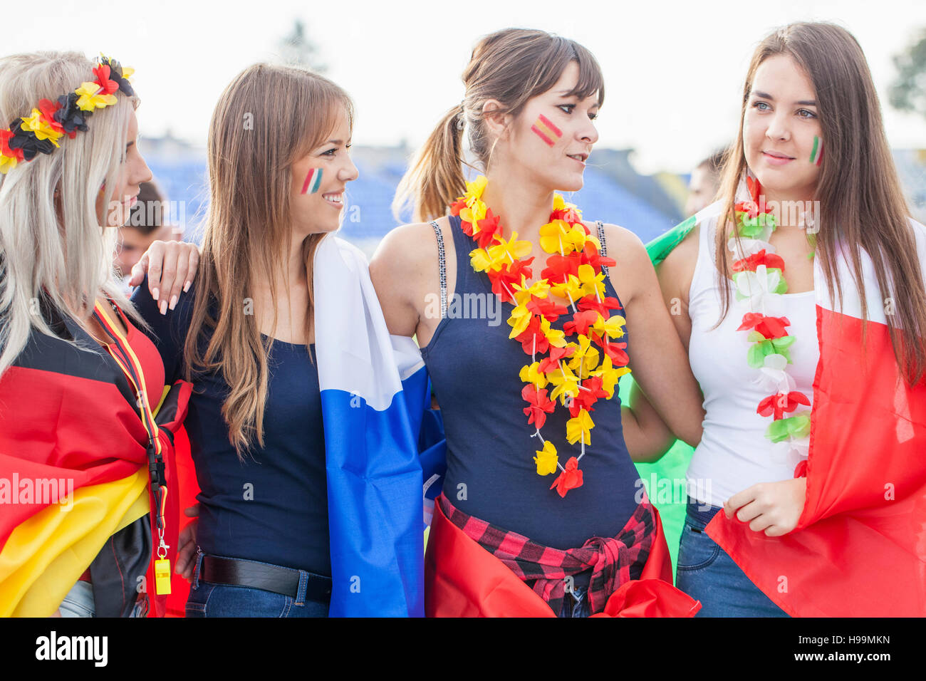 Les amateurs de football féminin avec différents drapeaux nationaux Banque D'Images