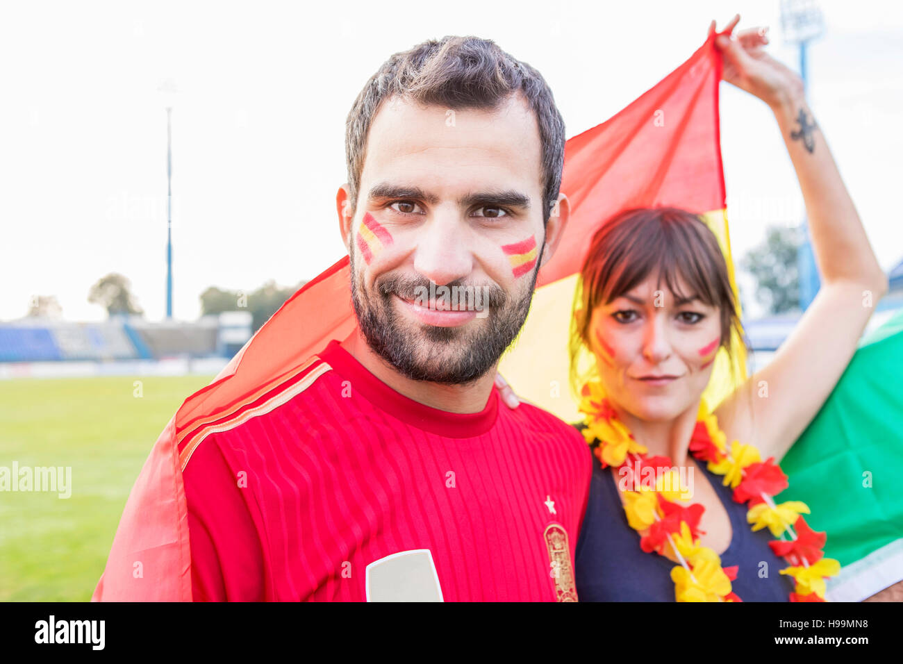 Portrait des fans de football avec la peinture pour le visage Banque D'Images