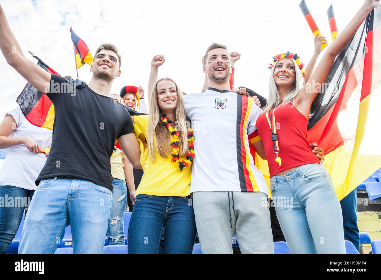 Groupe d'acclamations des fans de football allemand Banque D'Images