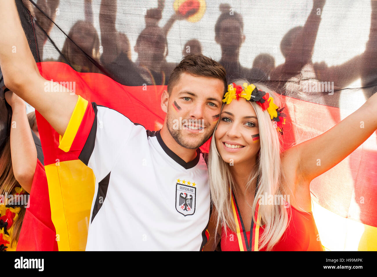 Soccer fans cheering allemand Banque D'Images